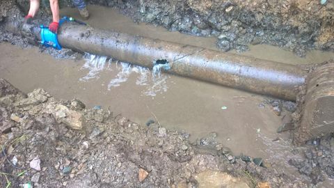 Una de las habituales roturas en la obsoleta red de agua de Ribadeo