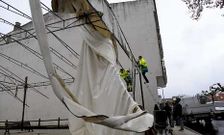 El fuerte viento levant� y destroz� en febrero la carpa del campo de petanca de A Bandeira. 