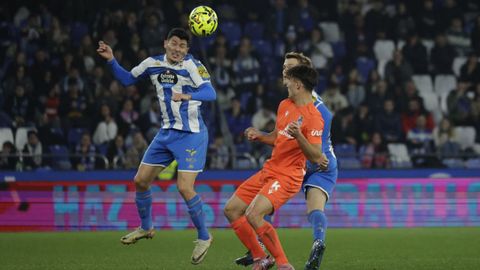 Miguel� Loureiro remate de cabeza un bal�n ante la mirada de Arnau Comas.