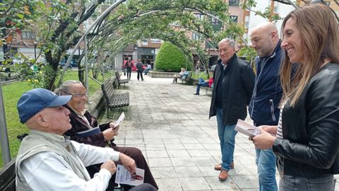La candidata del PP de Gij�n, �ngela Pumariega, reparte informaci�n electoral