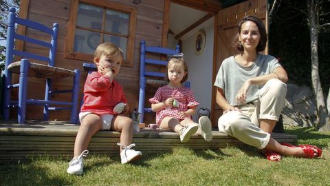 Mariana de Ugarte, con sus dos hijos, Mariana y Jaime, de cuatro y dos aos