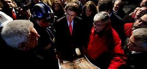 El presidente de la Xunta observa una reproducci�n del retablo barroco, flanqueado por el alcalde, el cura y el jefe de Protecci�n Civil.