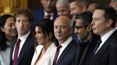 El presidente de Meta y Facebook, Mark Zuckerberg; Lauren Snchez; el fundador de Amazon, Jeff Bezos; el director ejecutivo de Google, Sundar Pichai; y el consejero delegado de Tesla y SpaceX, Elon Musk, en la ceremonia de investidura de Trump .