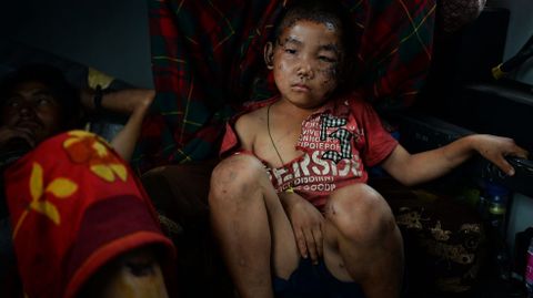 Un niño nepalí, evacuado junto a su familia en un helicóptero