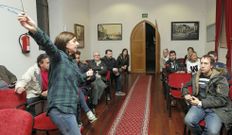 Villar (de pie) confirm� la participaci�n de nuevos grupos. 