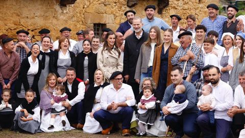 Los Reyes, la princesa Leonor y la Infanta Sof�a durante el acto de entrega del premio al ?Pueblo Ejemplar de Asturias 2025, a 25 de octubre de 2025, en Valdesoto, Sieto, Asturias (Espa�a). El Premio al Pueblo Ejemplar de Asturias 2025 ha sido concedido a la parroquia de Valdesoto, que pertenece al concejo asturiano de Siero