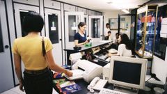 Imagen de un locutorio en los a&ntilde;os noventa