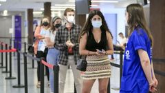 J�venes guardan cola para vacunarse en el Hospital Lucus Augusti