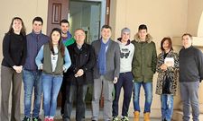 Rodeiro, en el centro con el alcalde, entreg� los certificados a varios j�venes voluntarios de Val do Dubra.