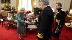 Isabel II, con bast�n, recibe a cargos militares en el castillo de Windsor