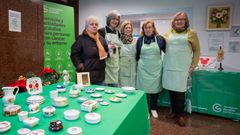 Voluntarias de la Asociaci�n Espa�ola Contra el C�ncer (AECC) de Pontevedra, en el �ltimo d�a del rastrillo solidario