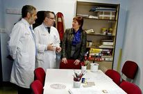 El gerente del Chop, a la izquierda, con la conselleira de Sanidade, en una visita al Provincial.