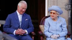 El pr�ncipe Carlos junto a a su madre, Isabel II, en una ceremonia en Edimburgo