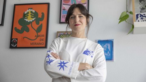 La ilustradora argentina afincada en Santiago Agustina Shuan con una de las prendas de su colecci�n para Zara
