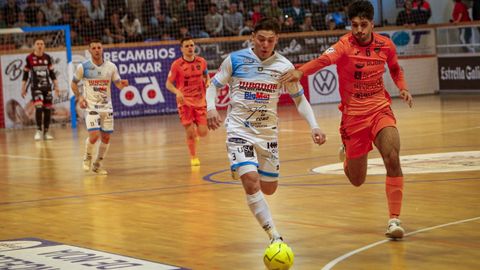 Pitero, en carrera con Power durante el último derbi ante el Noia. El desplazamiento más corto de los mariñanos este curso está a más de 600 kilómetros.