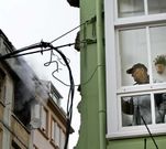 Un vecino de la calle de la Torre observa el incendio que afect� a dos pisos de enfrente.