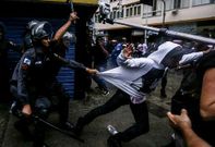 Los agentes intentan apresar a un manifestante en pleno centro tur�stico de R�o.