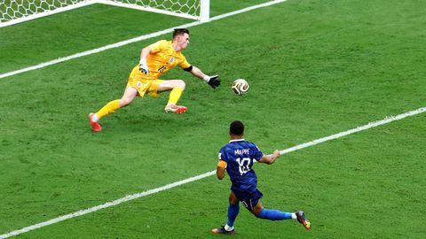 Kylian Mbapp� marcando el 1-4.