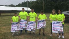 Jos ngel Corral, Jorge Espio, y otros miembros de la comisin de fiestas de la parroquia de Braas, en Toques, en el campo que acoger las verbenas, donde esperan reunir hasta 5.000 personas