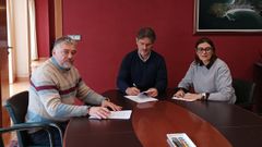 De izquierda a derecha, el portavoz socialista y exalcalde Juan Penabad Muras; el regidor, el popular Valentn Calvn, y su socia de gobierno y concejala de Hacienda, Isabel Rego, de XA