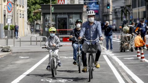 Una familia italiana circula por uno de los nuevos carriles bici habilitados