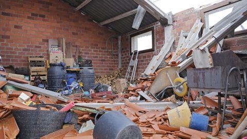 Destrozos causados en Tombelo, en A Revolta, Sanxenxo, por un tornado en el 2018