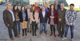 Los candidatos de la Costa da Morte, ayer, en la Praza dos Bombeiros Voluntarios, delante del F�rum de Carballo. 