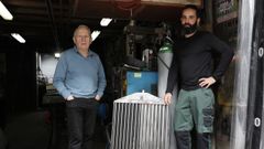 Padre e hijo junto al radiador que acaban de restaurar para un Rolls Royce Panthom de 1930