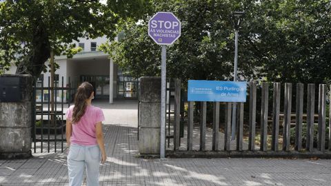 Los accesos al IES de Ames, en Bertamiráns, esta mañana.
