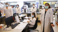 Coro Fern�ndez (a la derecha, en primer t�rmino) dirige el Laboratorio de Combustibles del CIT, donde se analiza la calidad de los combustibles que se comercializan en Galicia