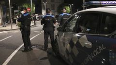 Polic�as locales de Santiago controlando la salida de la discoteca Ruta, en la calle Curros Enr�quez