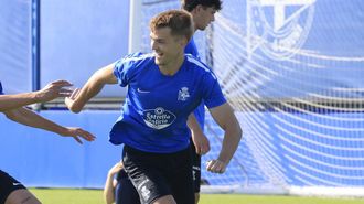 Arnau Comas, durante un entrenamiento del Deportivo de esta temporada.