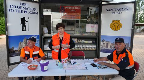 Voluntarios de Proteccin Civil, en un punto de informacin a los peregrinos