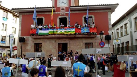 Ceremonia inaugural de la 82 edición del Descenso Internacional del Sella, el viernes en el ayuntamiento de Parres