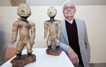 Anllo, que traballou 40 anos para Naci�ns Unidas, onte con d�as das pezas doadas ao Museo. 