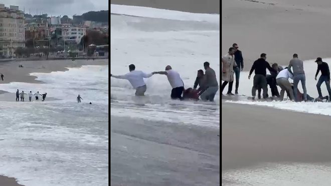 Rescate de una mujer en la playa de Riazor con una cadena humana