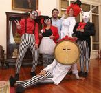 Sande, con parte del cuerpo que dar� vida al Festival Manic�micos. 