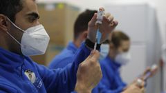 Sanitarios preparando dosis de la vacuna contra el covid en Santiago de Compostela a principios de ao