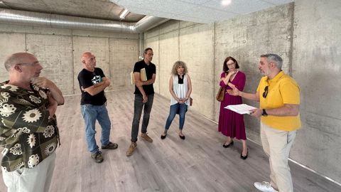 cambre.La alcaldesa de Cambre, Diana Pi&ntilde;eiro, tercera por la derecha, durante el acto de recepci&oacute;n de la sala de A Barcala