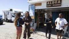 Fabiola Garc�a, segunda por la derecha, ayer durante la presentaci�n del Bono Familiar Concilia.