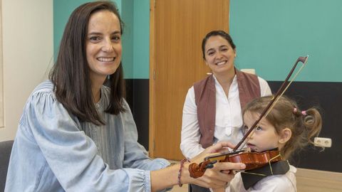 Paula Col&aacute;s y Sara Enmanuela Olianas, profesoras y responsables de la Academ&iacute;a En Clave, con una de las alumnas de viol&iacute;n del centro