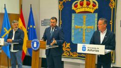 El presidente del Principado de Asturias, Adrin Barbn, junto con los consejeros de Movilidad, Medio Ambiente y Gestin de Emergencias, Alejandro Calvo (izqda.), y de Medio Rural y Poltica Agraria, Marcelino Marcos.