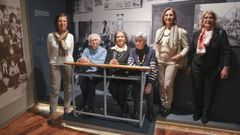�ngeles Rodr�guez, Loli Font�n, Pilar Alves, Pilar Bali�o, Mar�a del Carmen Souto y Mar�a Luisa Souto en un pupitre de la Escola de Artes e Oficios, que se encuentra en la exposici�n