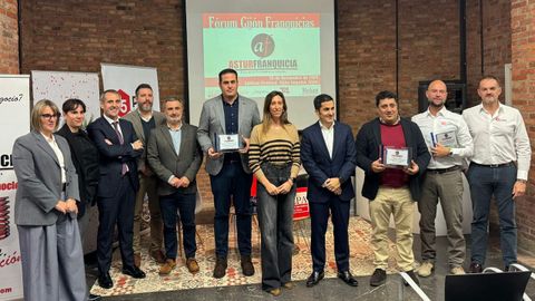 Premiados por la Asociaci�n de Franquicias y Emprendedores del Principado de Asturias (V�ctor Valenzuela en el centro)