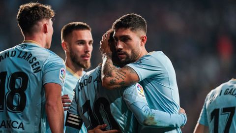 Unai Nez se abraza a Iago Aspas tras el gol del moas contra el Atlhletic