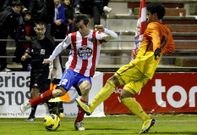 David de Coz, paradigma del despliegue ofensivo de los defensas rojiblancos, ante el Barcelona B.
