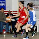 Tamara, con el bal�n, en el �ltimo partido ante el Filipenses.