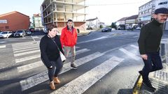 Unos vecinos de Coristanco caminaban ayer por el centro de la capital municipal. Este concello es el que ha sufrido la peor p�rdida de empadronados en diez a�os, de casi el 16 %