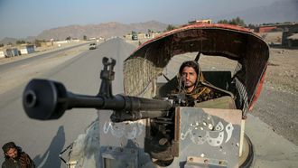 Un soldado talib&aacute;n en un puesto en Toorkham, en Afganist&aacute;n