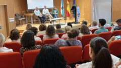 Directivos del rea sanitaria de Pontevedra y O Salns, al fondo, se reunieron este mircoles en Montecelo  con celadores